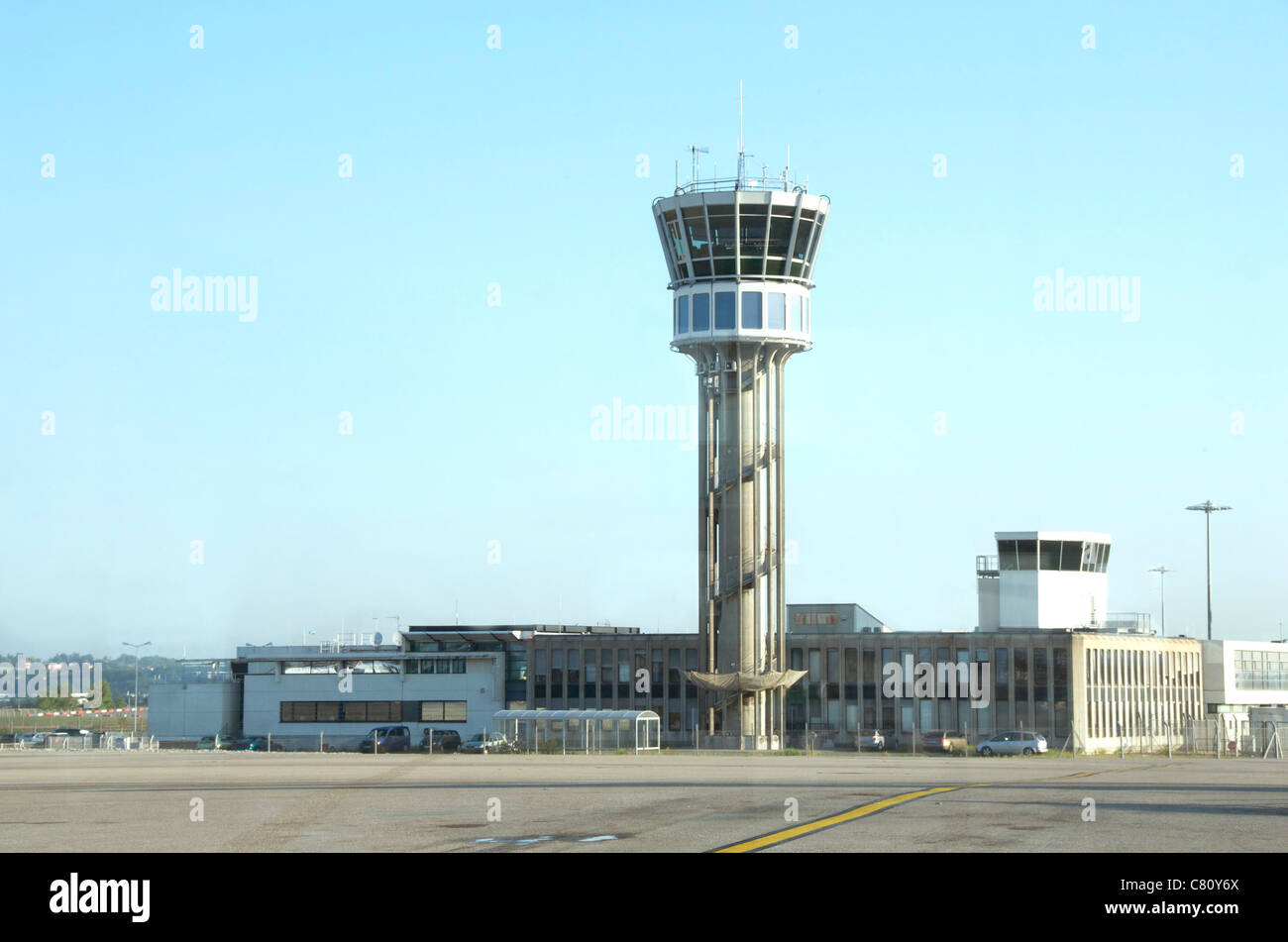 Der Blick auf den Turm und das Terminal am Flughafen Lyon Saint Exupery bietet einen Einblick in die Flugreisen in Europa. Auvergne-Rhone-Alpes. Frankreich Stockfoto