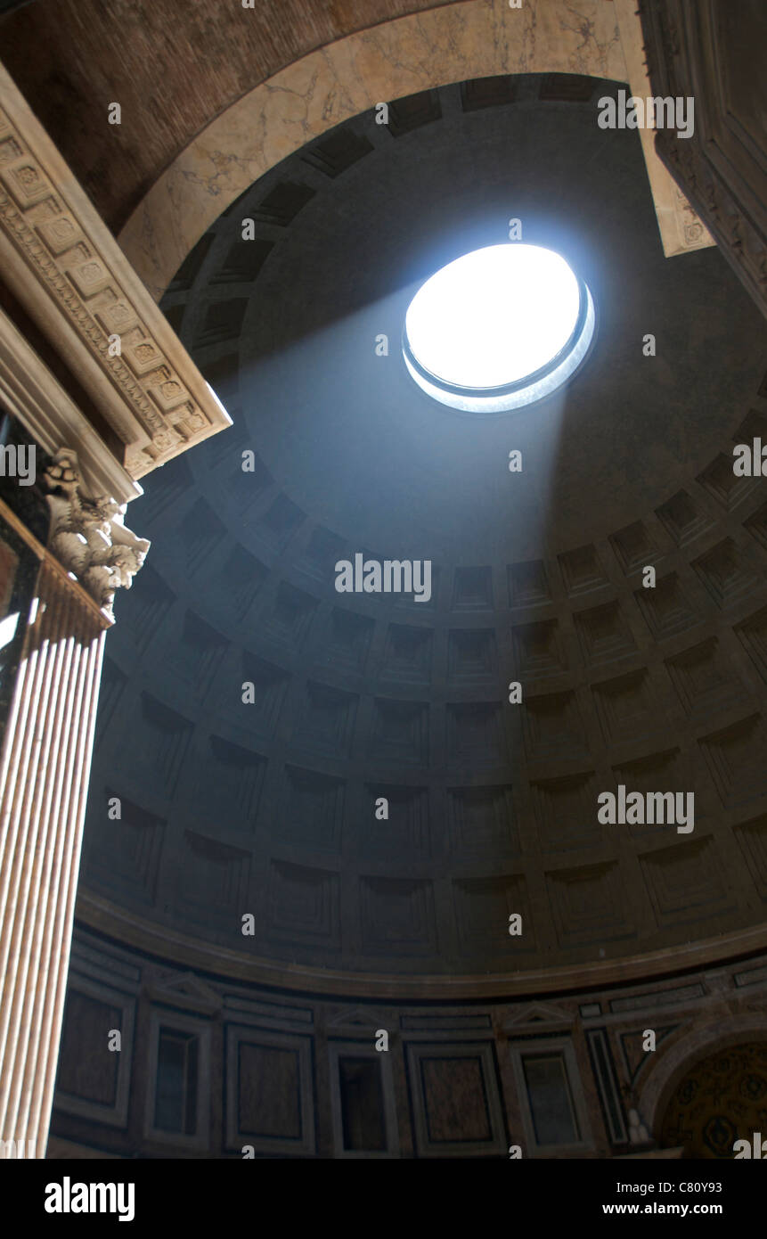 Pantheon, Kuppel, Eröffnung, Innenansicht mit Lichtstrahl, Rom, Italien. Stockfoto