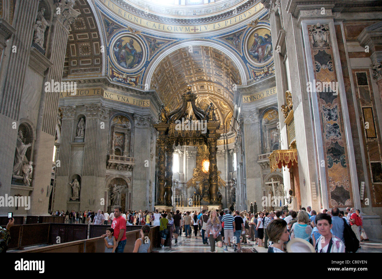 Vatikan: Sonnenlicht strömt in das Innere der Basilika St. Peter unter der Kuppel, Vatikanstadt, Rom, Italien, Europa Stockfoto