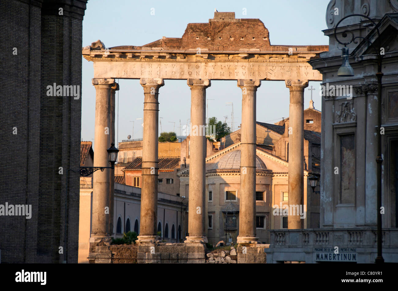 Tempel des Saturn im Forum Romanum, Rom, Italien, Europa Stockfoto