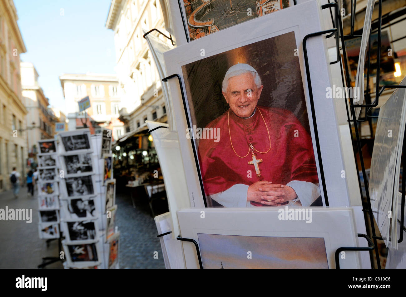 Papst Benedict XVI Postkarte in einem Rack, Rom, Italien, Europa Stockfoto