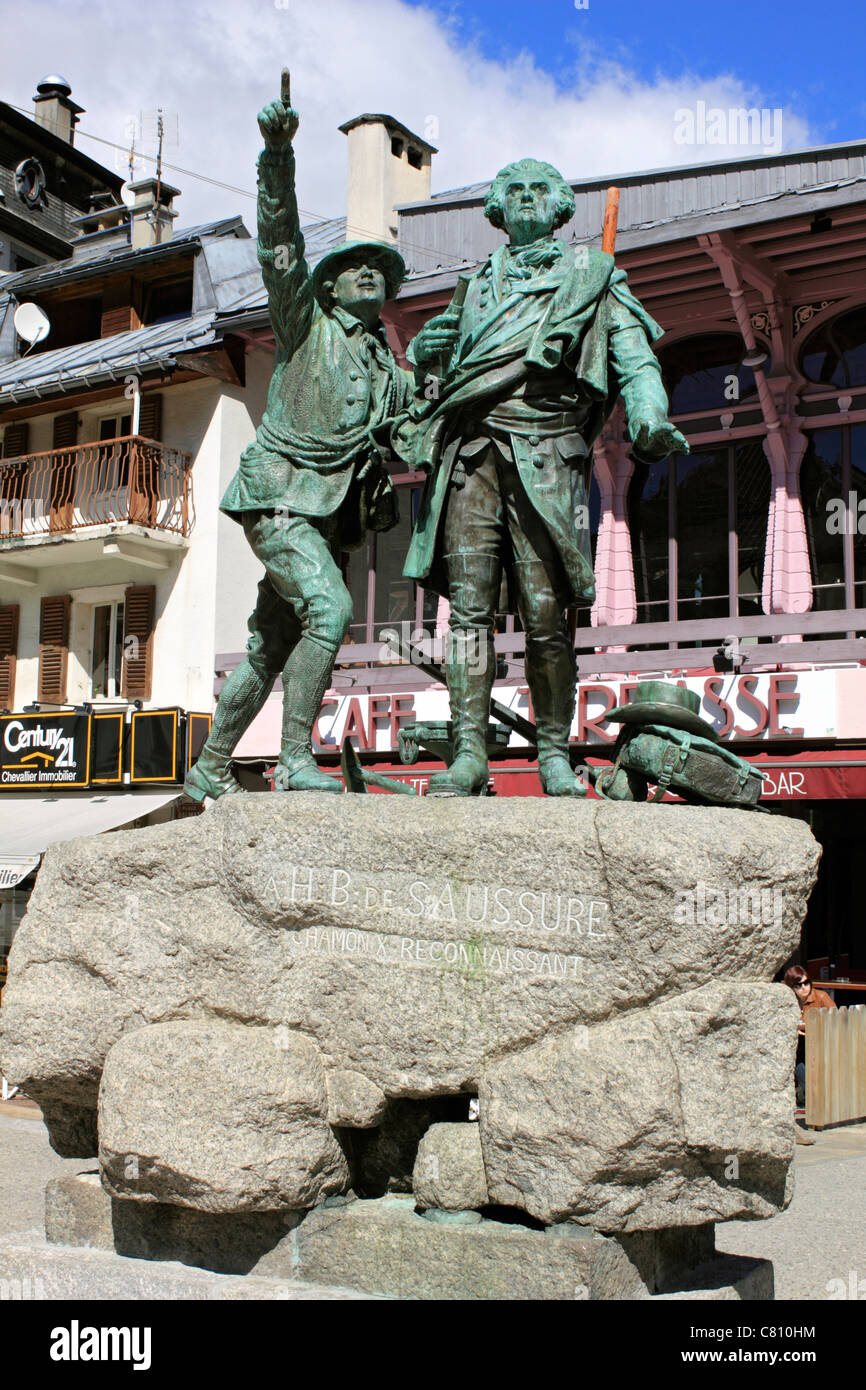 Horace Bénédict de Saussure und Jacques Balmat Statue in Chamonix-Mont-Blanc in der Region Rhône-Alpes Region Süd-Ost-Frankreich. Stockfoto