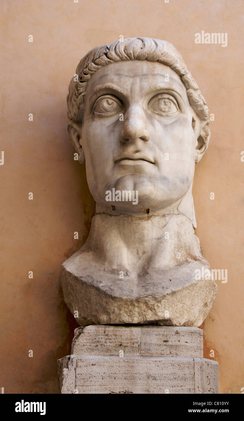 Riesiger Kopf von der Kolossalstatue des Kaisers Constantine im Capitoline Museum, Rom, Italien, Europa Stockfoto
