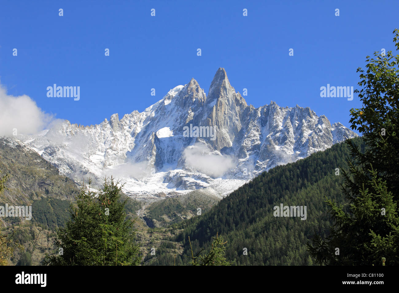 Zerklüftete Gipfel in der Nähe von Chamonix-Mont-Blanc im Departement Haute-Savoie in der Region Rhône-Alpes Region Süd-Ost-Frankreich. Stockfoto