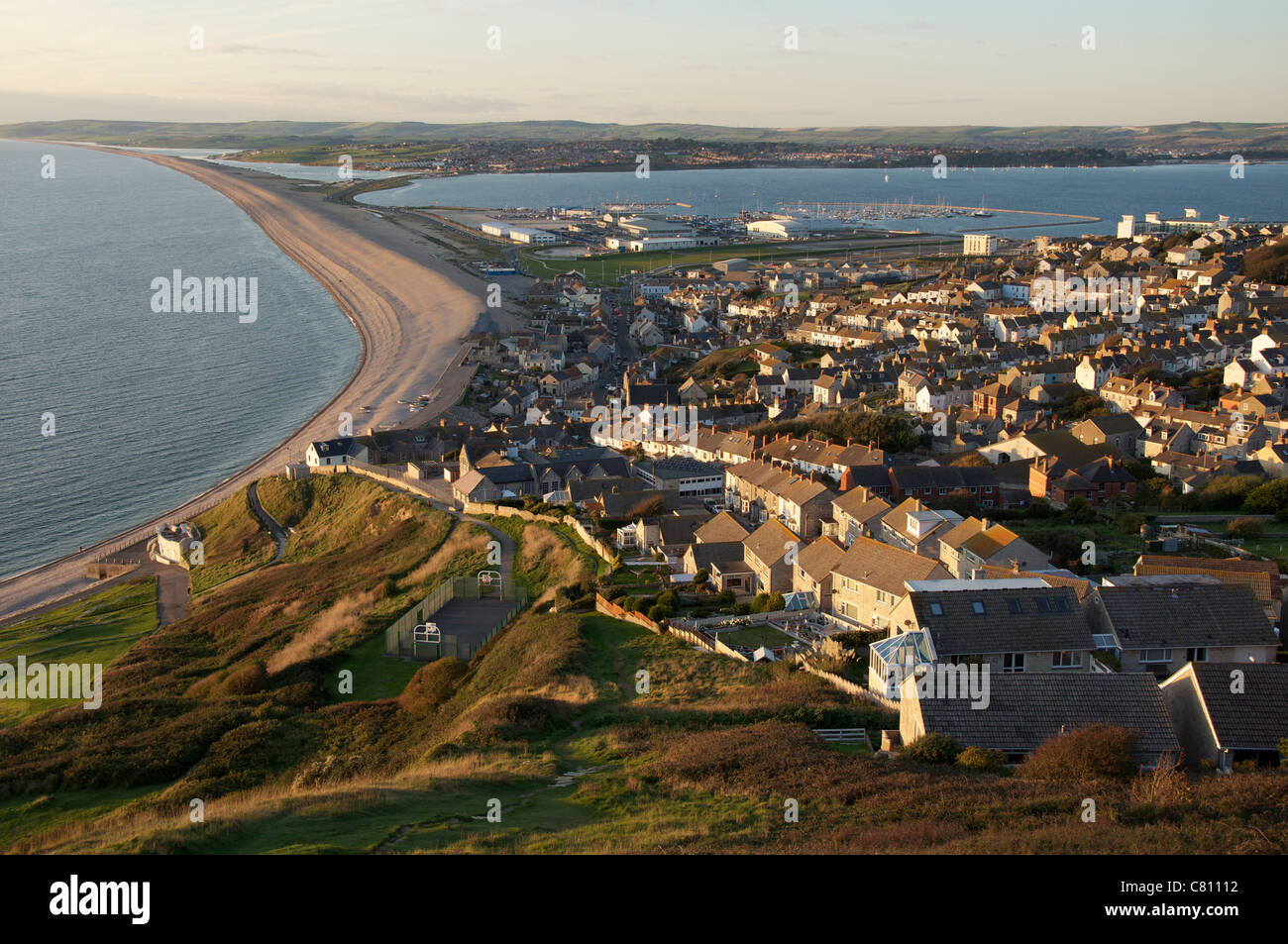 Eine Ansicht mit Blick auf Wren auf der Isle of Portland, Portland Harbour, Chesil Beach, The Fleet und Teil von Weymouth zu zeigen. Dorset, England, Vereinigtes Königreich. Stockfoto