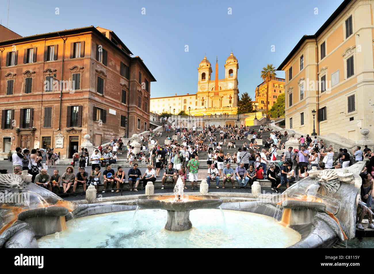 Fontana della Barcaccia Brunnen und Touristen auf die spanische Treppe, Piazza di Spagna, Rom, Italien, Europa Stockfoto