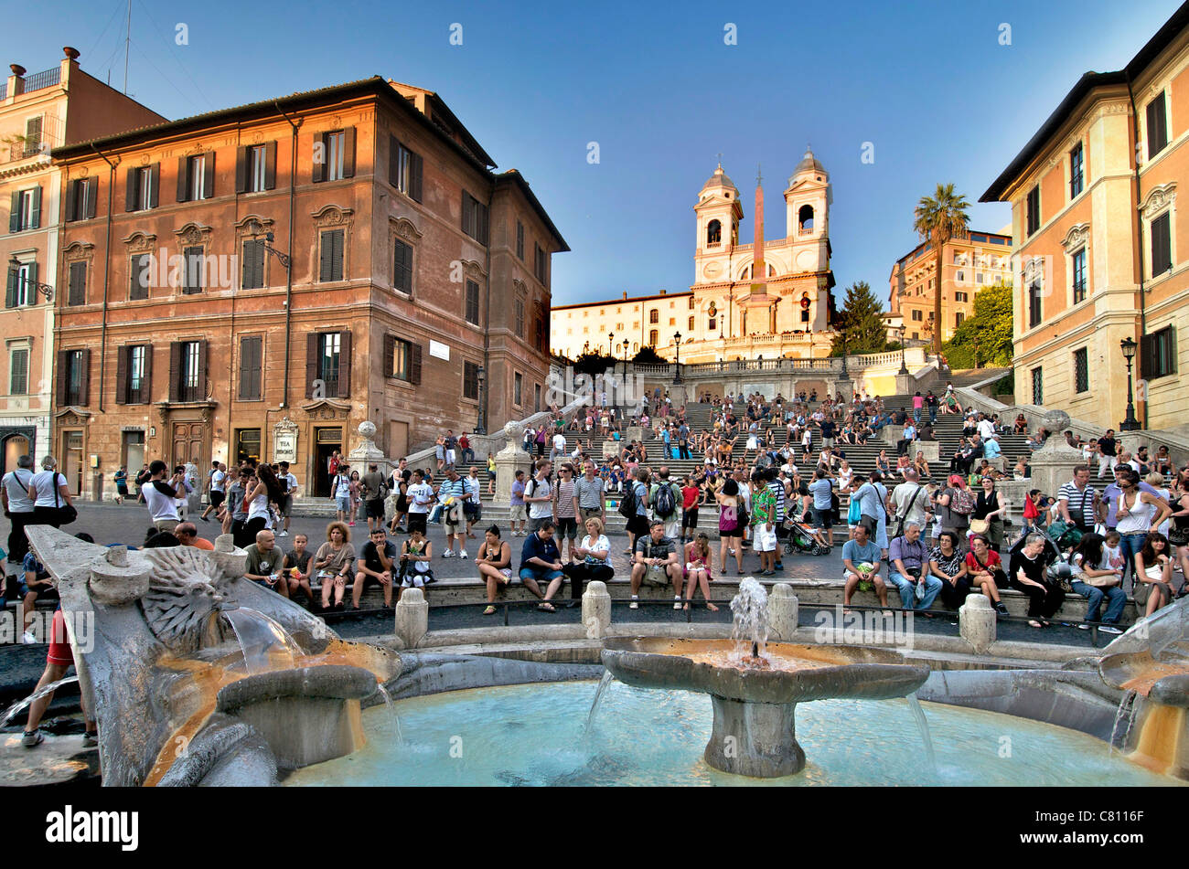 Spanische Treppe, Rom - Piazza di Spagna und Fontana della Barcaccia Brunnen mit Touristen in der Abenddämmerung Stockfoto