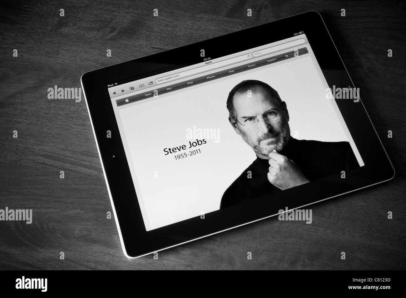 Apple Ipad2 zeigt Foto von Steve Jobs, Gründer von Apple Computer, die im Alter von 56 Jahren gestorben ist. In BW verarbeitet. Stockfoto