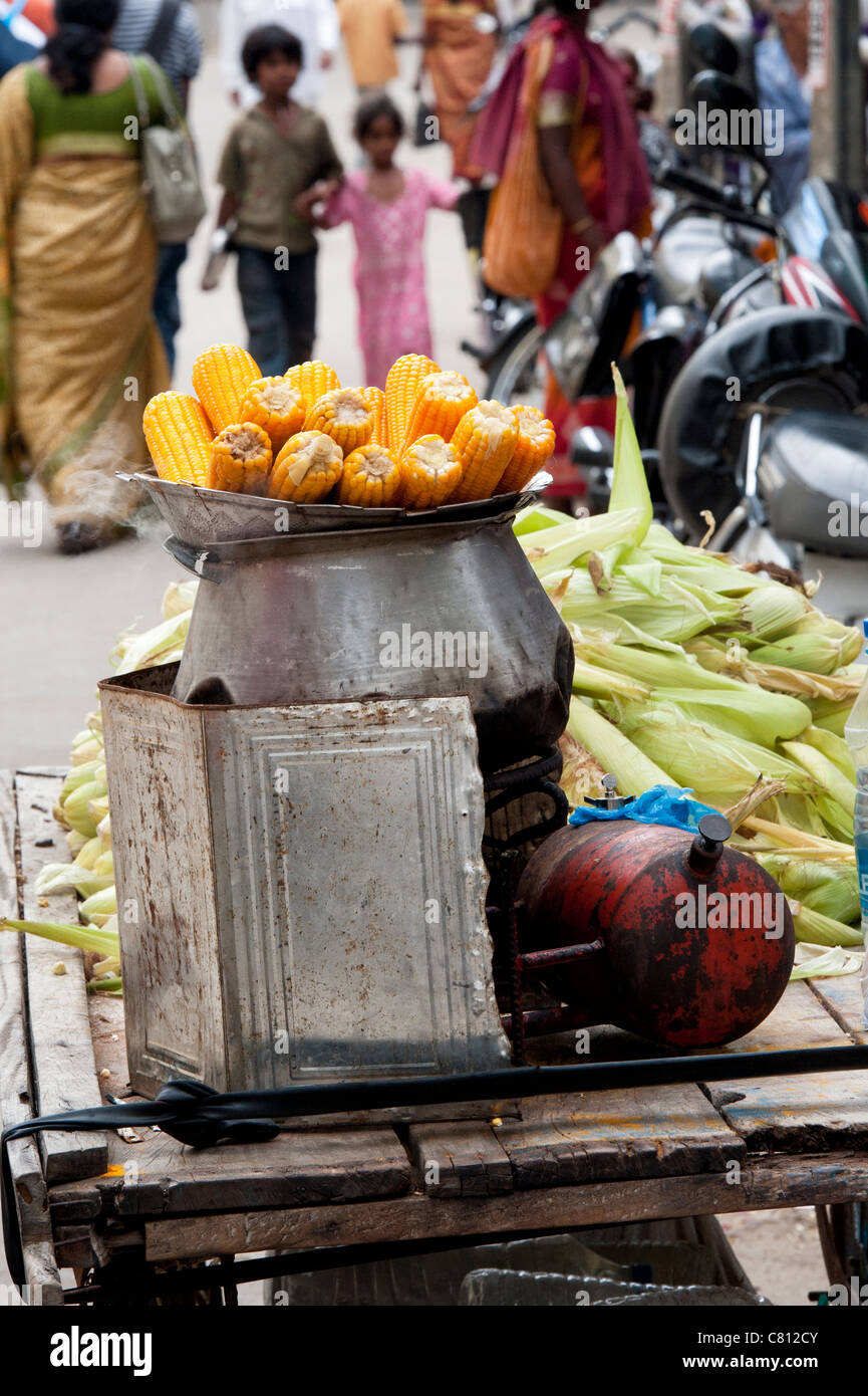 Süßer Mais am Kolben auf einem indischen Straße verkauft wird gekocht. Puttaparthi, Andhra Pradesh, Indien Stockfoto
