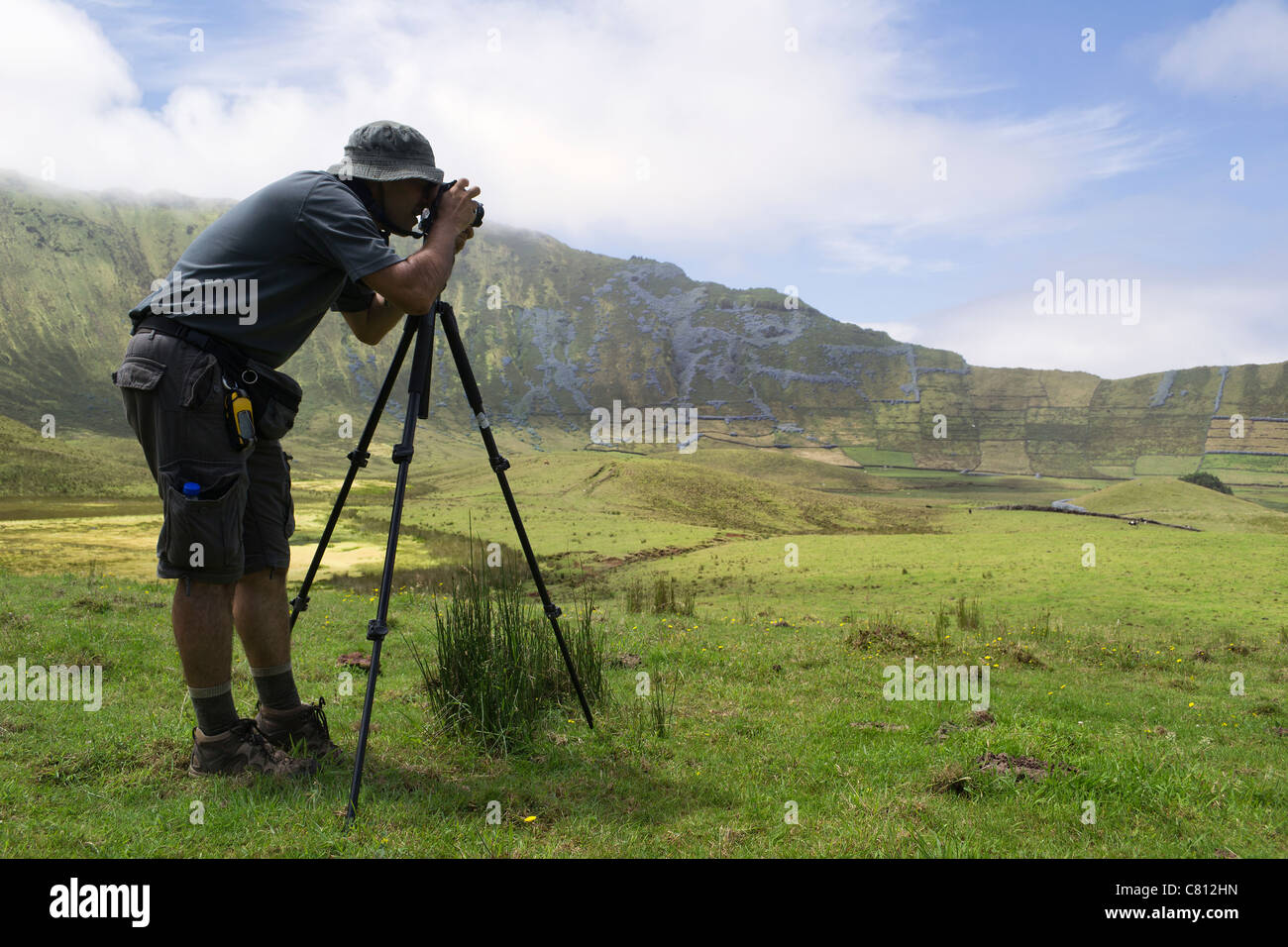 Fotograf oder Touristen, die Aufnahme von Bildern der Insel Corvo, Azoren Stockfoto