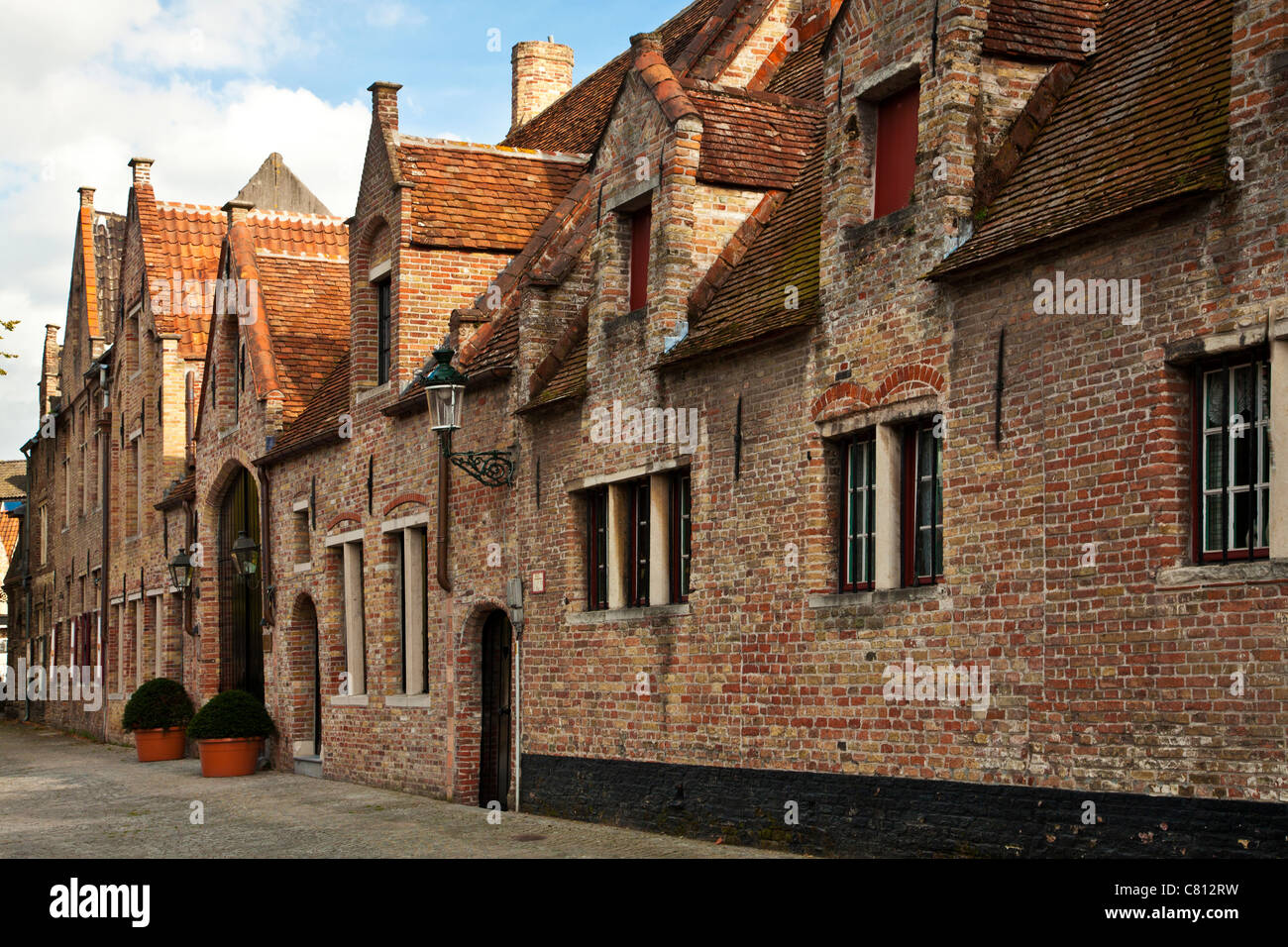 Das 18. Jahrhundert De Pelikaan Armenhäuser entlang der Groenerei in Brügge, Belgien Stockfoto