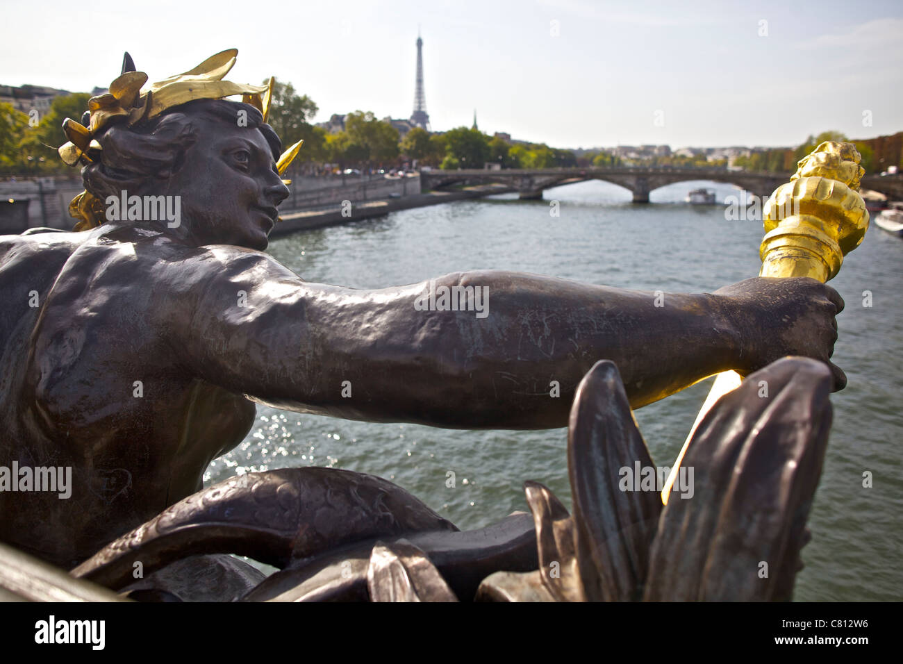 Pont Alexandre III Brücke über die Seine in Paris, Frankreich mit dem Eiffelturm im Hintergrund. Stockfoto