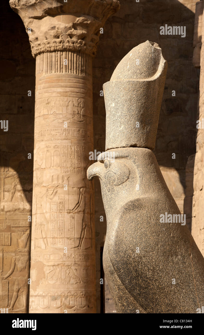 Horus Statue, Tempel des Horus von Edfu, Ägypten Stockfoto