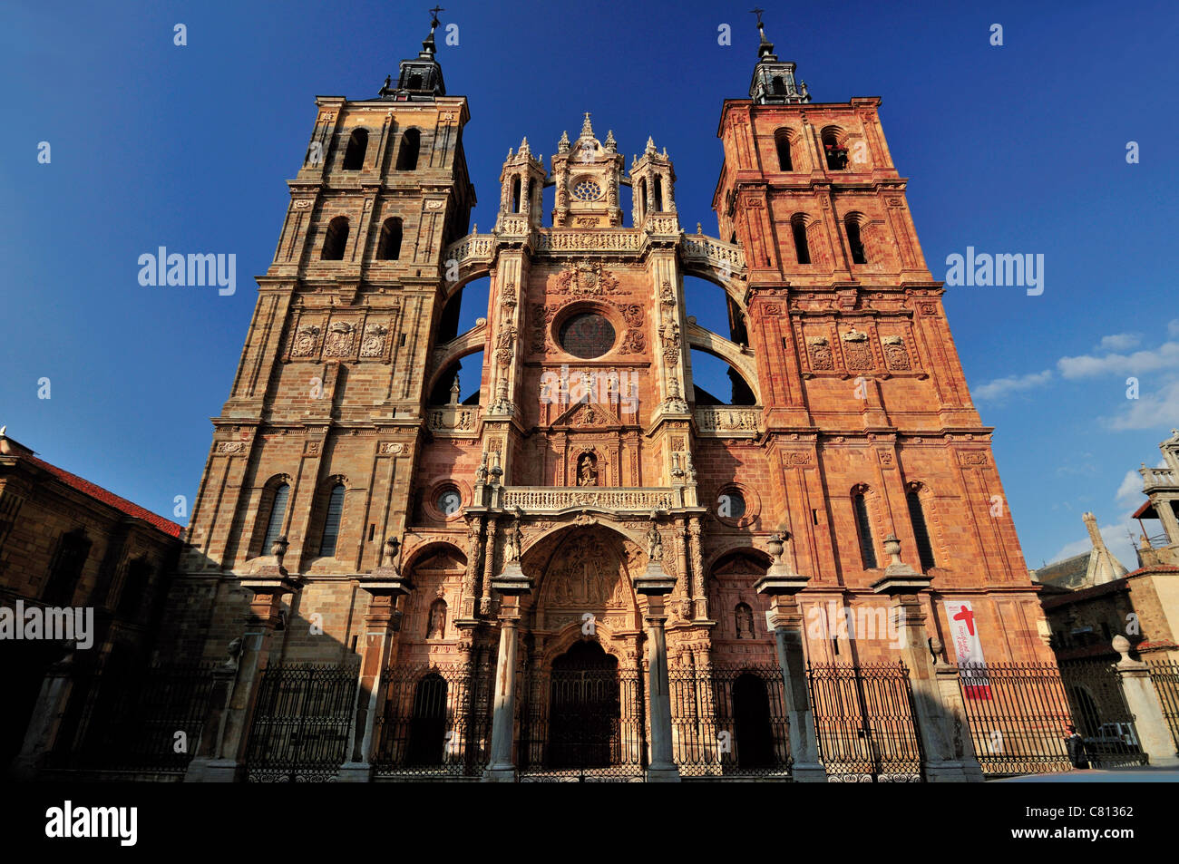 Spanien, Jakobsweg: Main-Fassade der mittelalterlichen Kathedrale von Astorga Stockfoto