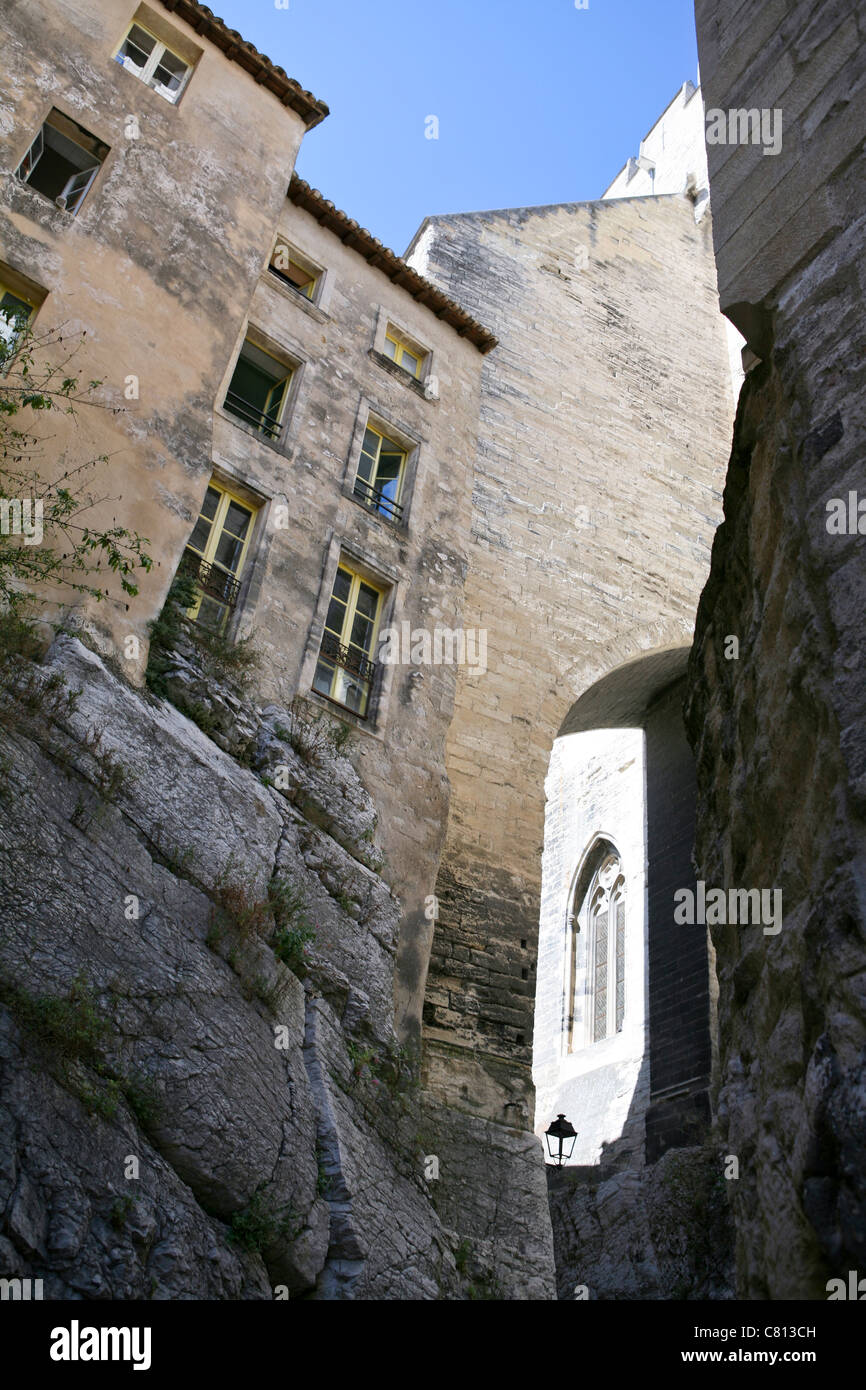 Häuser in einer der Gassen laufen neben dem Palais des Papes / Palast der Päpste, Avignon, Frankreich Stockfoto