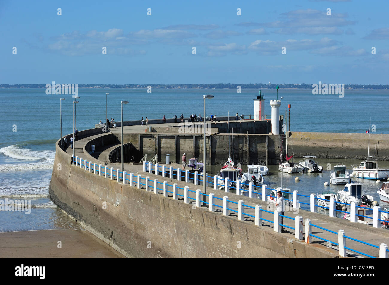 Hafen Sie mit Angler Angeln vom Deich bei Saint-Michel-Chef-Chef, Loire-Atlantique, Frankreich Stockfoto