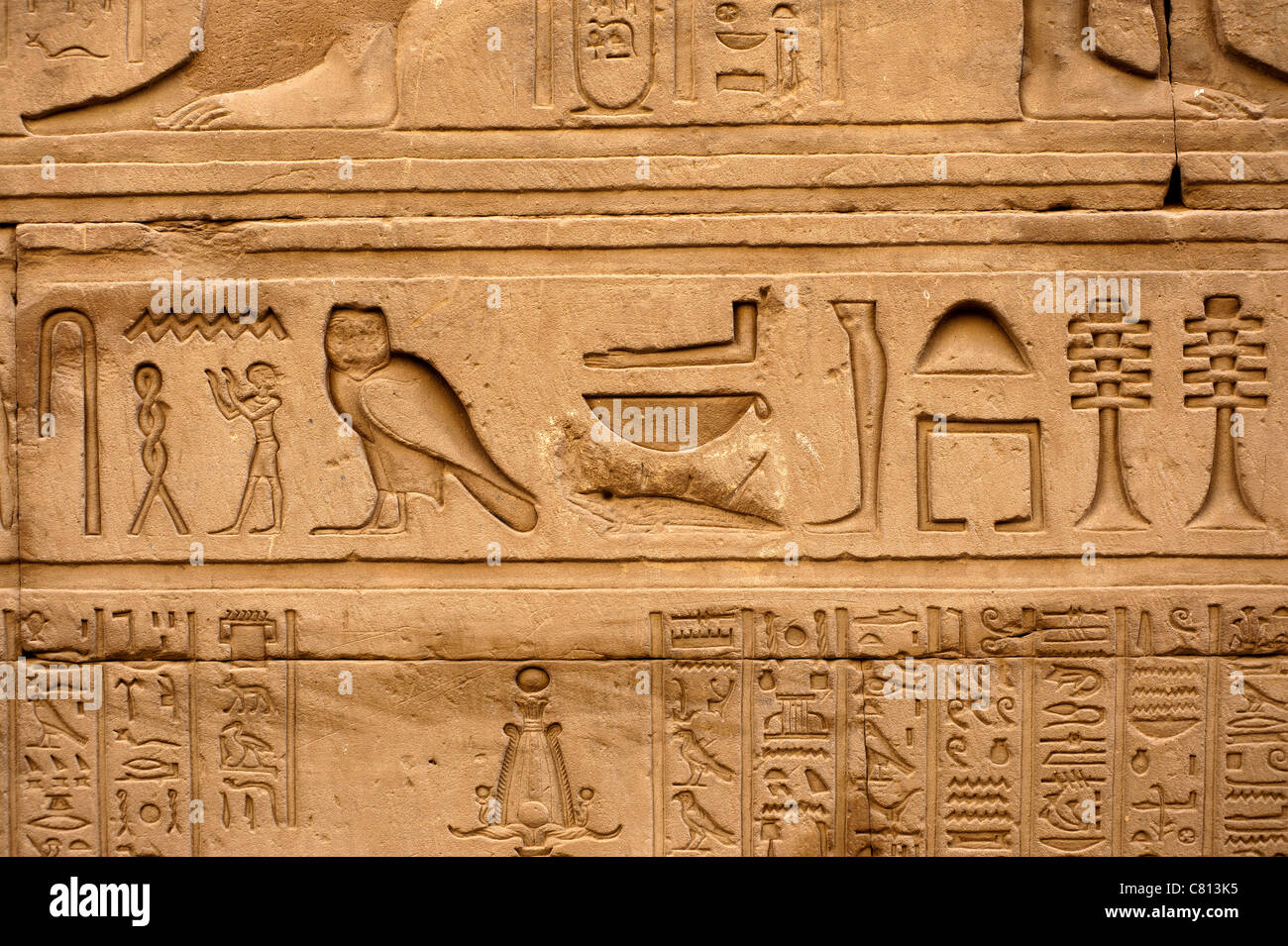 Hieroglyphen, Tempel des Horus von Edfu, Ägypten Stockfotografie Alamy