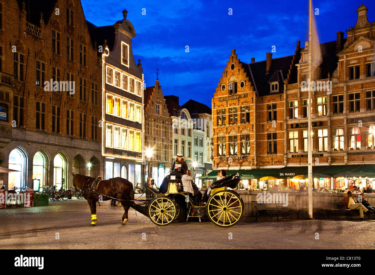 Touristischen Pferd und Wagen in der Grote Markt oder Marktplatz in der Dämmerung in Brügge (Brugge), Belgien Stockfoto