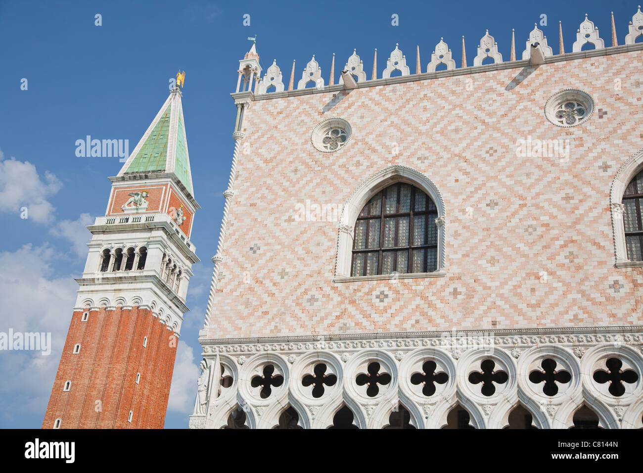 Blick auf den Dogenpalast mit Glockenturm im Hintergrund, Venedig, Italien Stockfoto