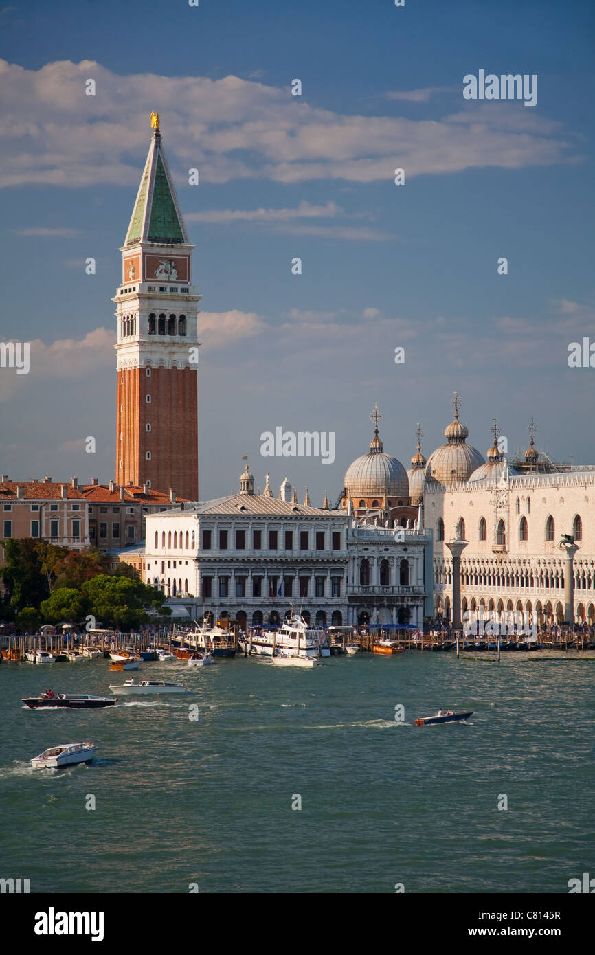 Markusplatz entfernt und der Glockenturm in Venedig, Italien Stockfoto