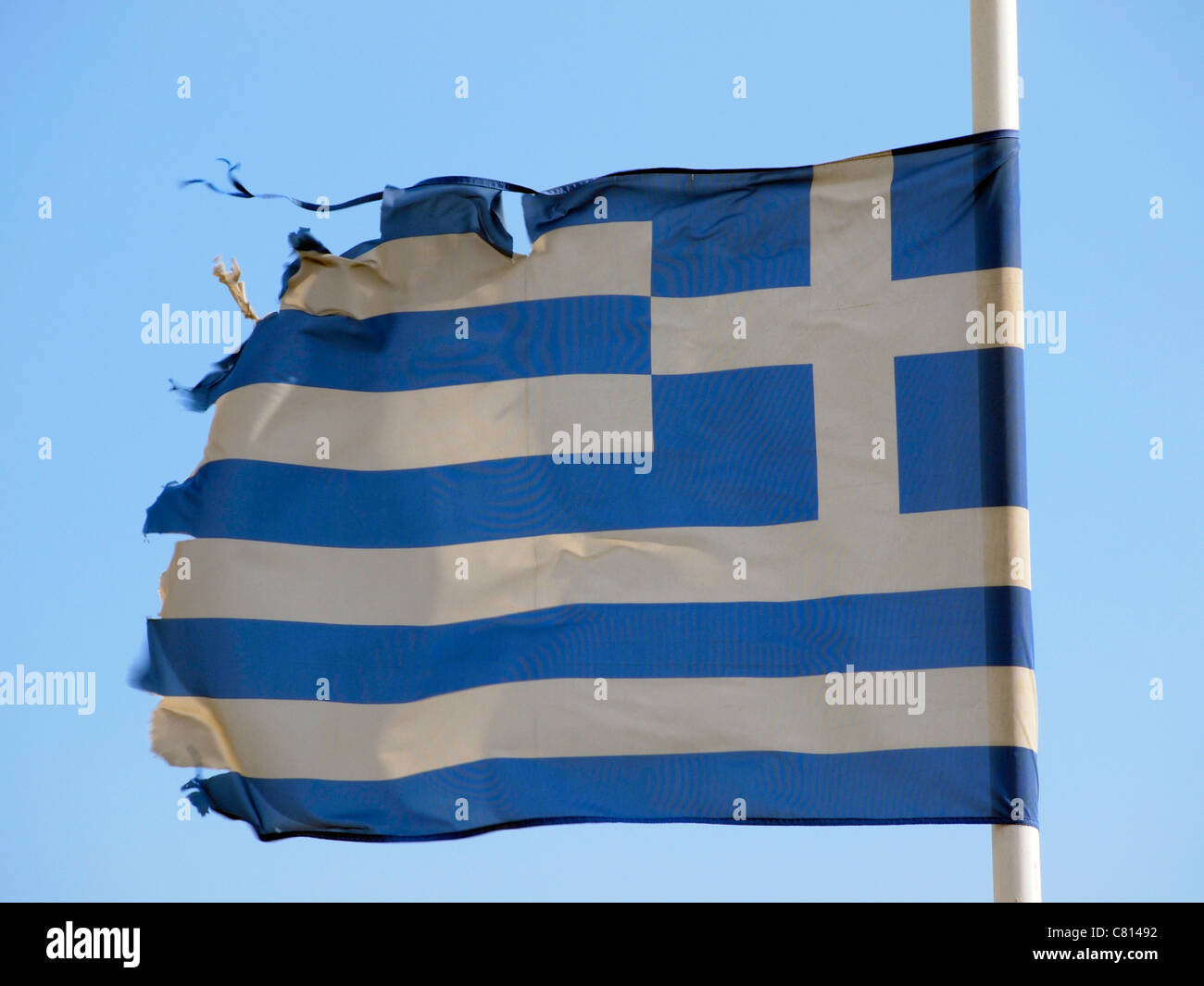 Zerfetzte griechische Flagge; ein Symbol für die schlechte wirtschaftliche Form von Griechenland. Stockfoto
