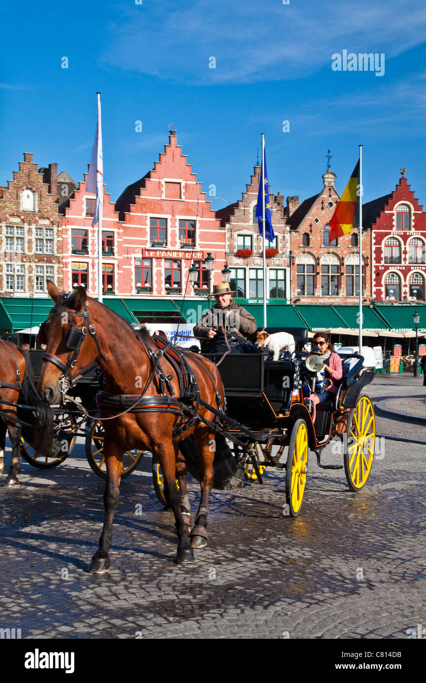 Touristischen Pferd und Wagen in der Grote Markt oder Marktplatz in Brügge (Brugge), Belgien Stockfoto