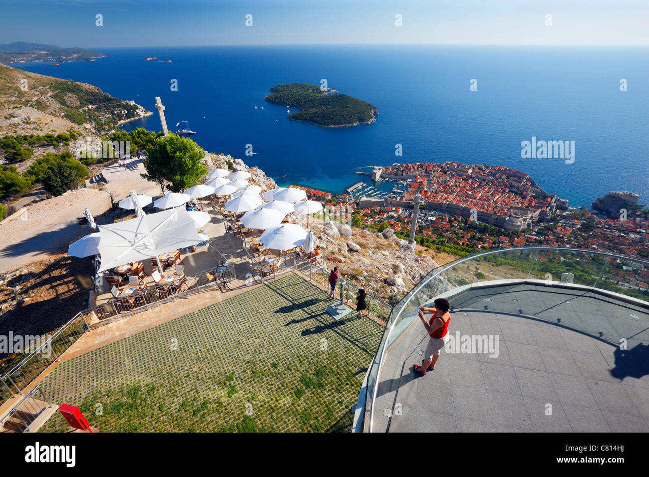 Dubrovnik Restaurant oben auf dem Berg Srd. Schöne Aussicht auf die Altstadt von Dubrovnik. Stockfoto