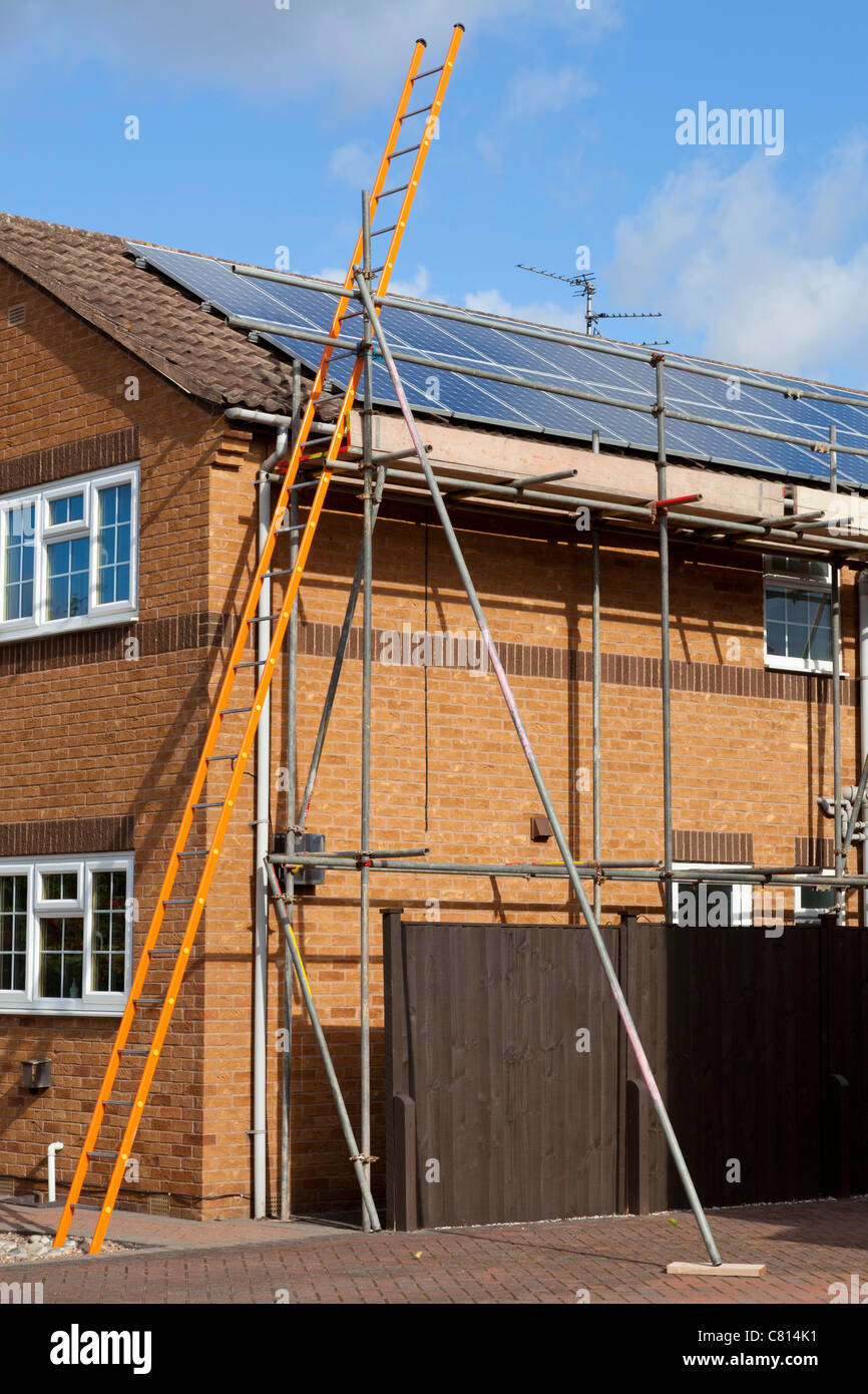 Solarpaneele werden auf einem freistehenden Hausdach montiert england gb europa Solarpaneele auf Dach uk Solarpaneelinstallation Stockfoto