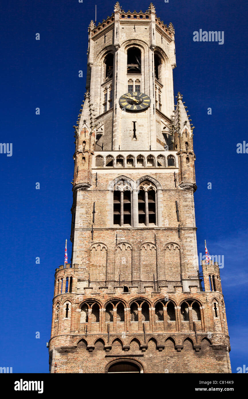 Die legendäre berühmte mittelalterliche Belfried oder Belfort in der Grote Markt oder Marktplatz, Brügge (Brugge) Belgien Stockfoto