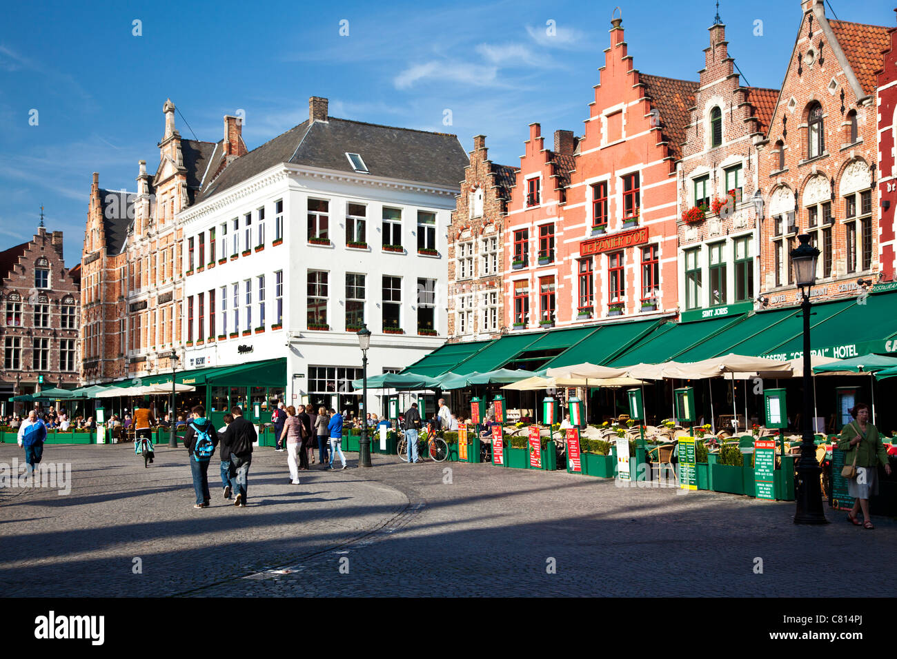 Bars, Cafés, Restaurants und Touristen in der Grote Markt oder Marktplatz in Brügge (Brugge), Belgien Stockfoto