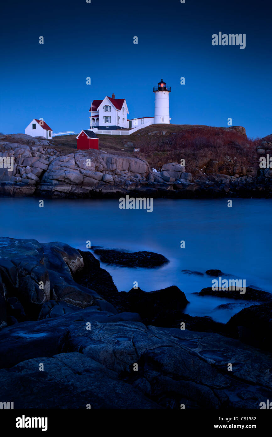 Nacht am Nubble Leuchtturm am Cape Neddick, Maine, USA Stockfoto