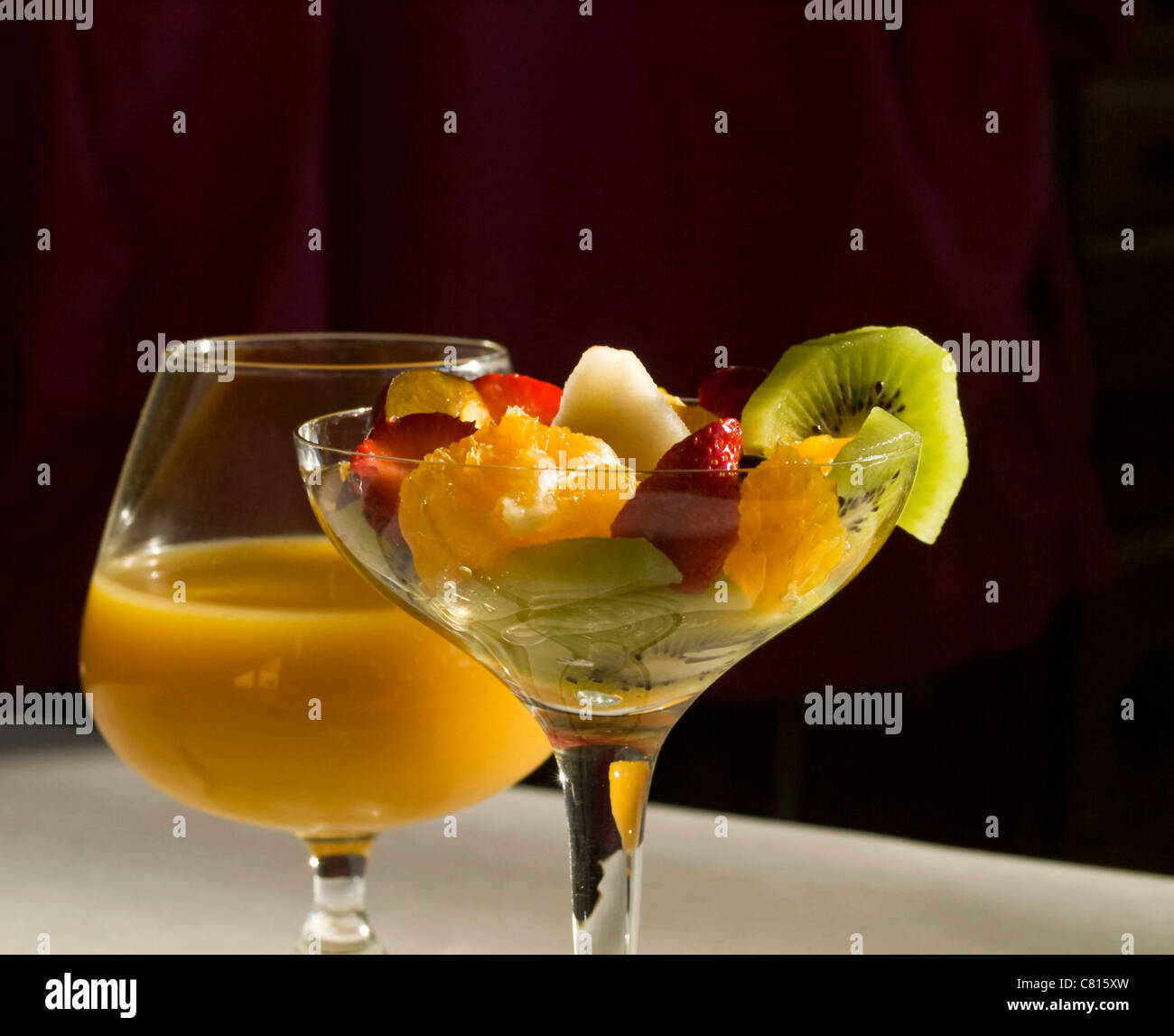 CityMixed Obstsalat und Orangensaft, dunklen Hintergrund Stockfoto