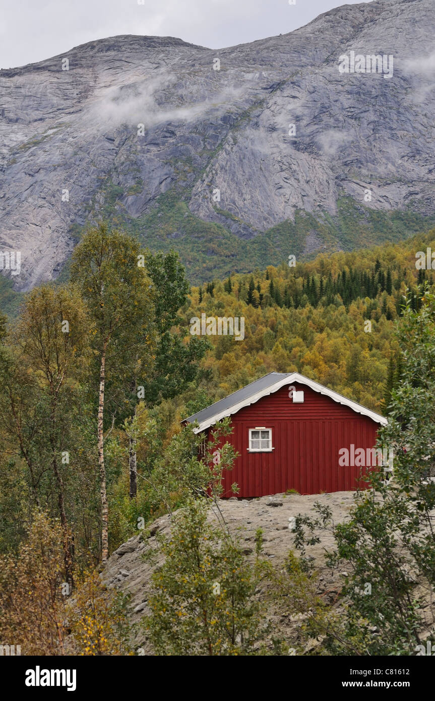 Alte traditionelle norwegische Holzhaus in den Bergen. Stockfoto