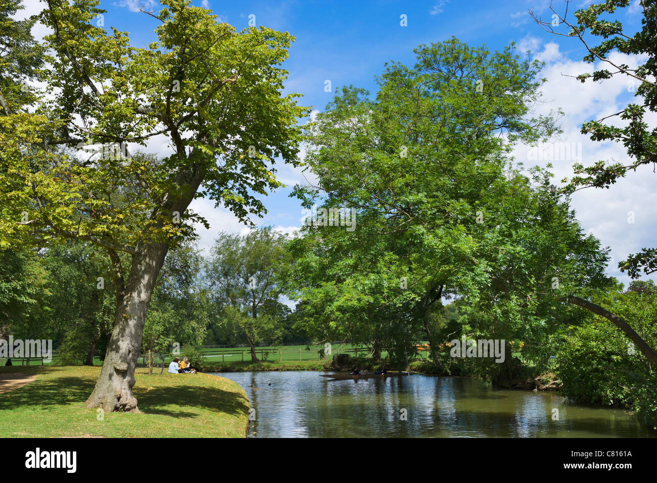 Picknick am Ufer des Flusses Cherwell in der Nähe von Christ Church Meadow, Oxford, Oxfordshire, England, UK Stockfoto