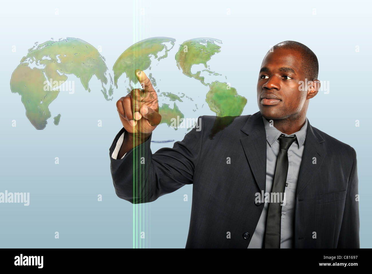 Afrikanische amerikanische Geschäftsmann berühren Welt Karte Hologramm Stockfoto