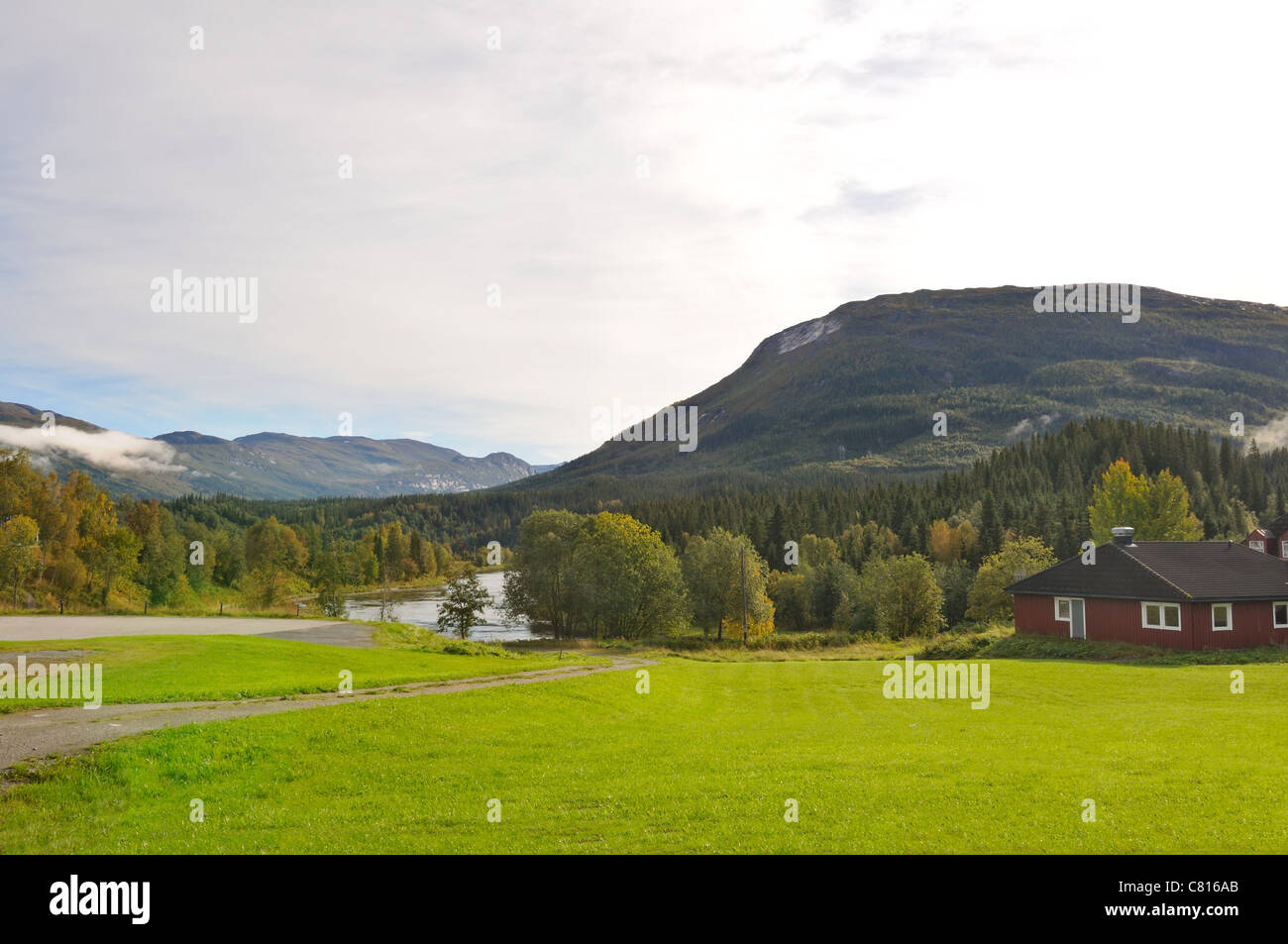 Alte traditionelle norwegische Holzhaus in den Bergen. In der Nähe von Korgen, Norwegen Stockfoto