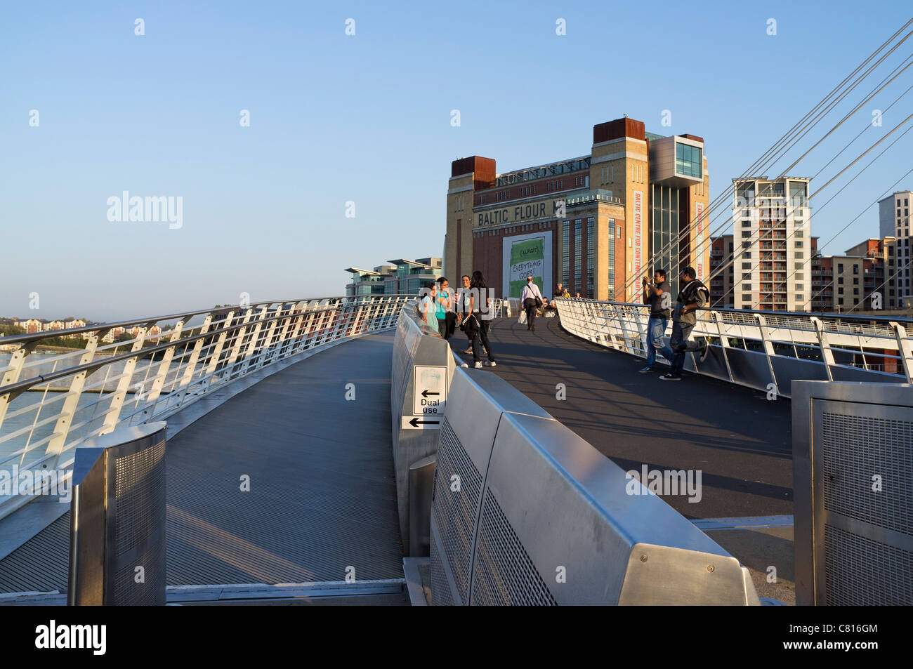 Newcastle Seite der Millennium Bridge über den Fluss Tyne, die zu den Baltischen Zentrum für Zeitgenössische Kunst in Gateshead Stockfoto