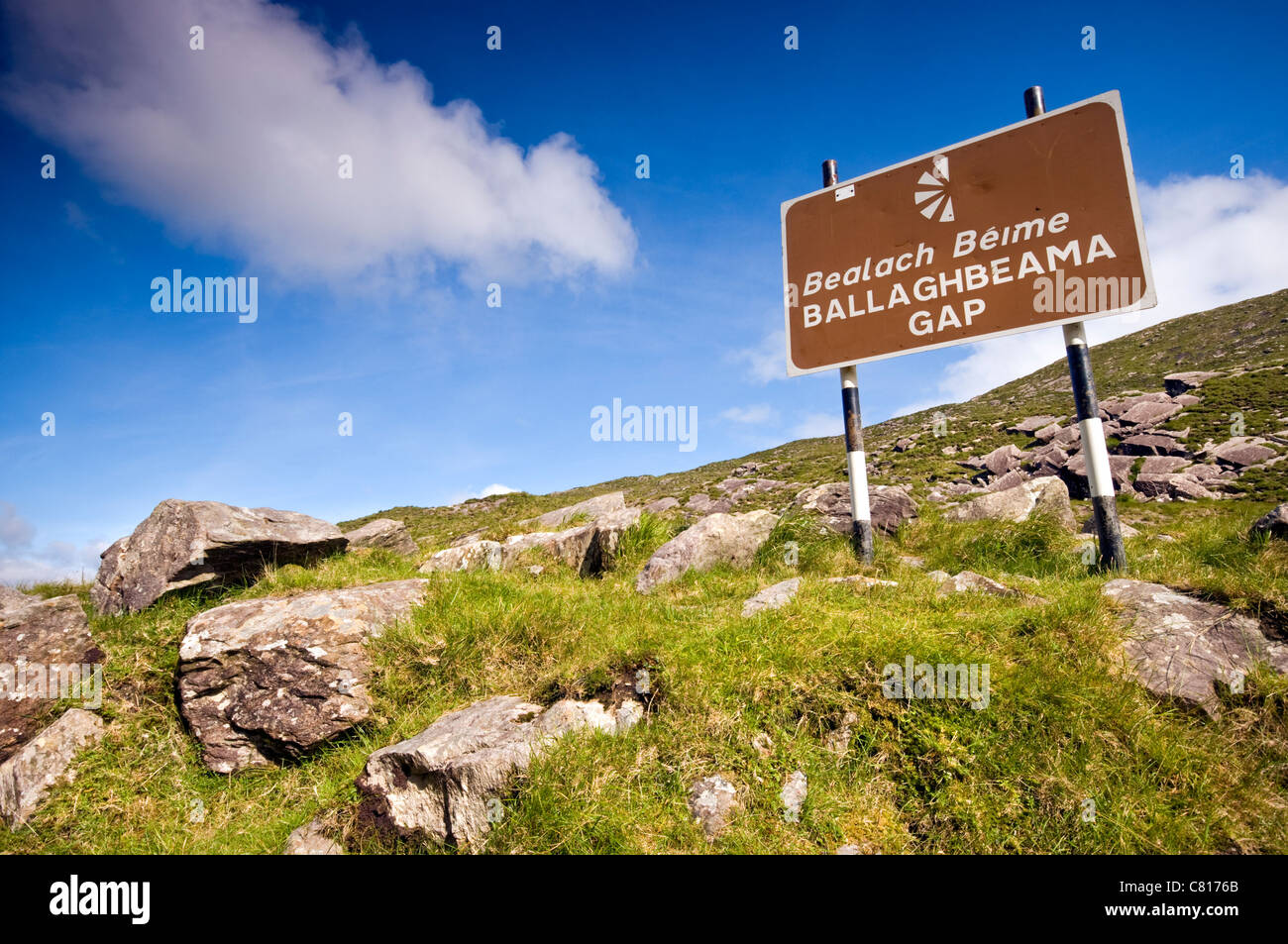 Die Zeichen auf dem Gipfel des Berges Ballaghbeama Lücke passieren, in der Nähe von Glencar, County Kerry, Irland Stockfoto