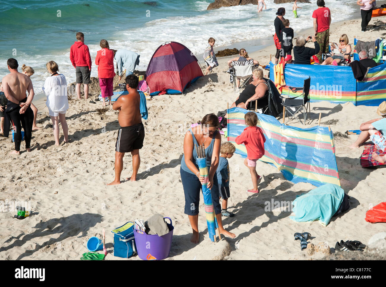 Cornwall, UK - überfüllten Strand im Sommer. Stockfoto