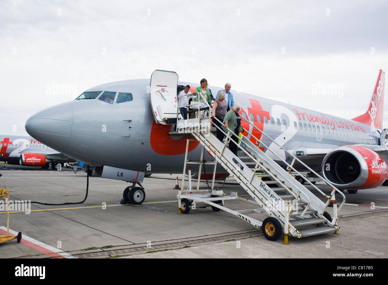 Touristen aus Jet2 Flugzeug am Flughafen Blackpool aussteigen. Stockfoto