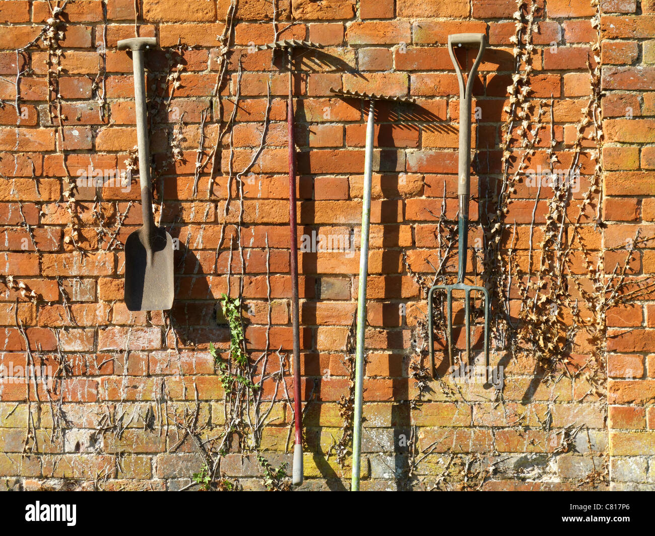 Gartengeräte, die an die Wand hängen Stockfoto, Bild 39366046 Alamy