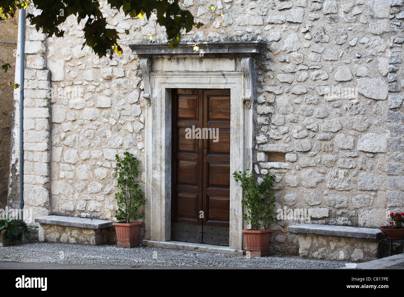 Dorf Kirche Eingangstür Italien Stockfoto