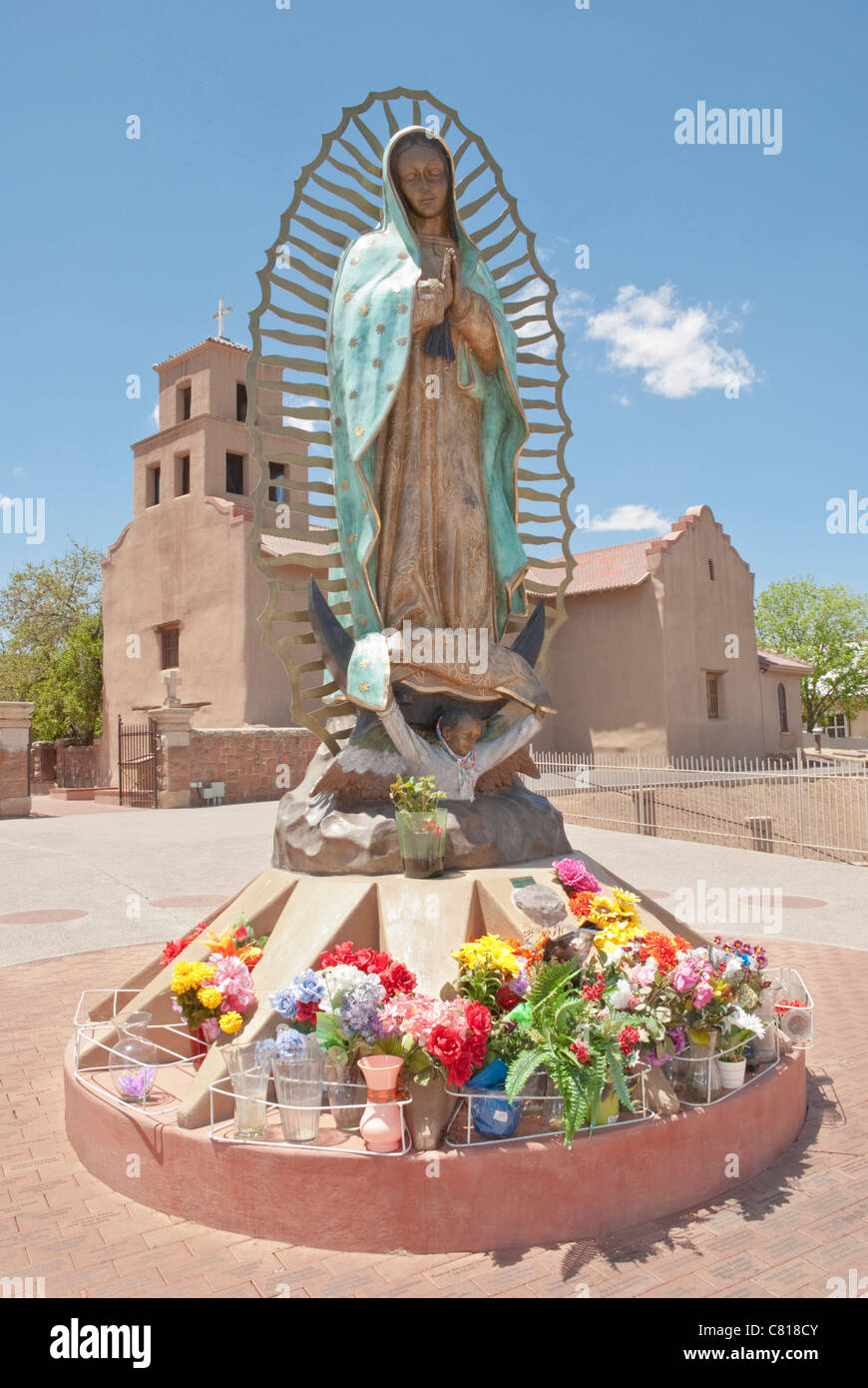 Unsere Liebe Frau von Guadalupe steht vor die Santuario de Guadalupe Old Mission Church in Guadalupe Street in Santa Fe. Stockfoto