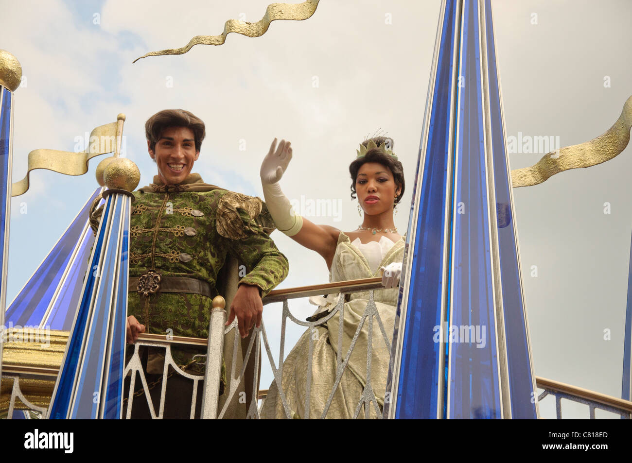 Walt Disney World Florida Zauberreich feiern einen Traum wahr Parade Tiana  und Prinz Naveen Küss den Frosch gekommen Stockfotografie - Alamy