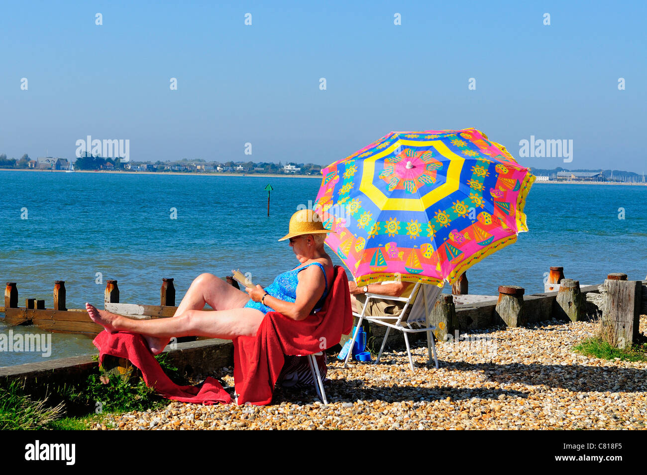 Paar entspannen am Strand von West Wittering am ‘heißesten Tag des Jahres’ überraschend im Herbst Oktober 1st. West Sussex, England, Großbritannien Stockfoto