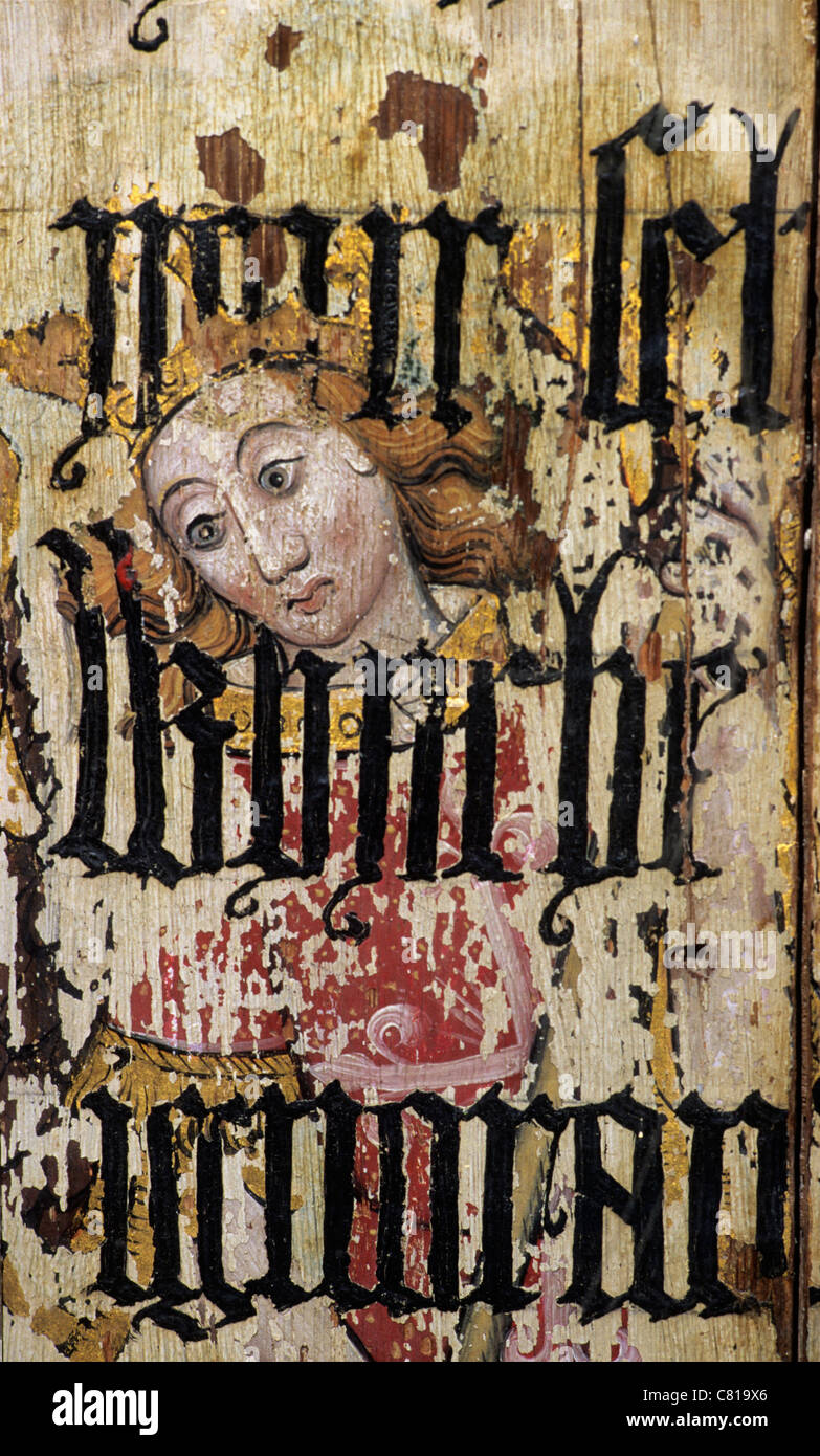 Binham Priory, Norfolk, Lettner. Der Erzengel Michael überdruckt mit Text von Cranmers Bibel während der Reformation Stockfoto