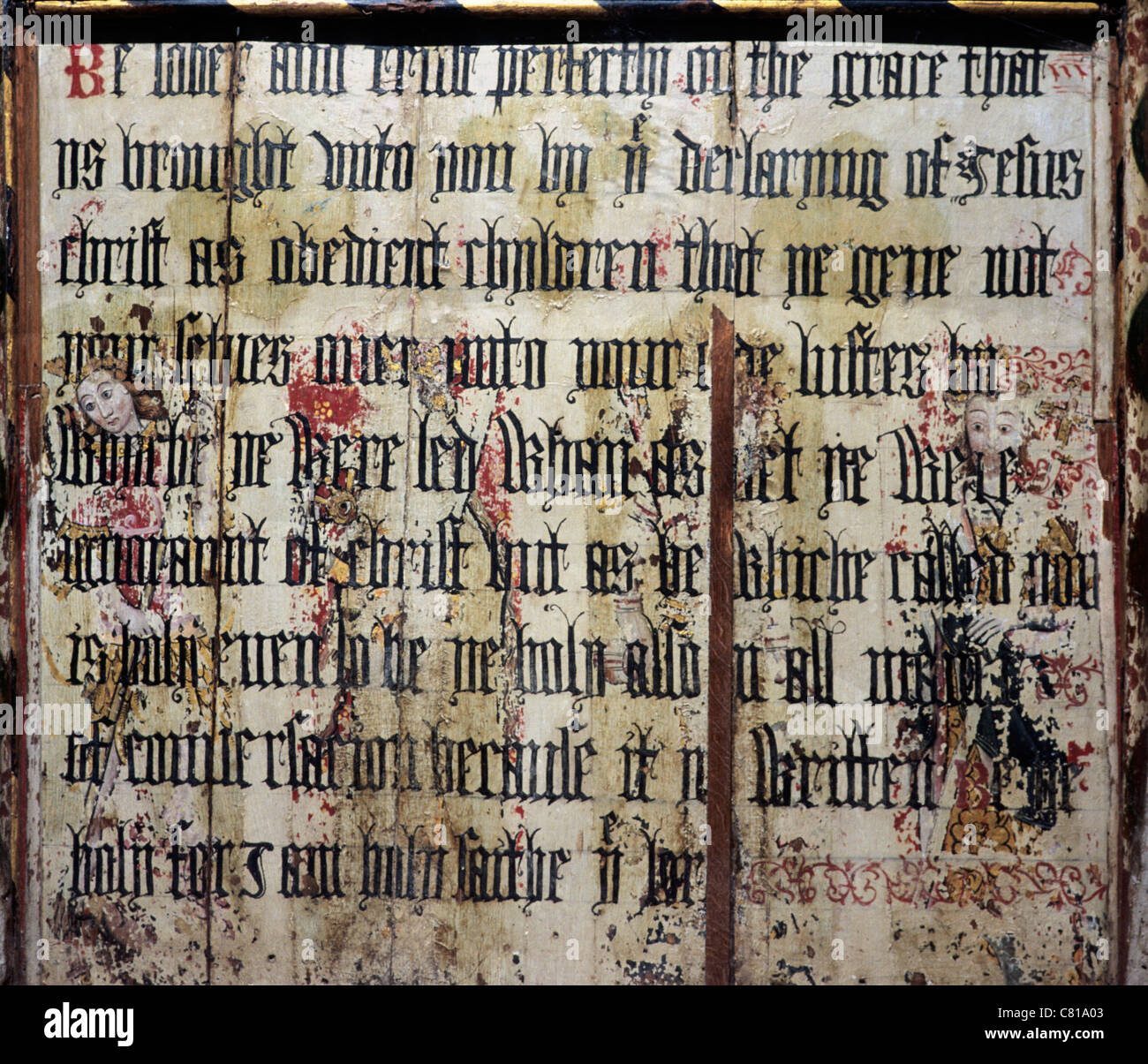 Binham Priory, Norfolk, Lettner. St. Michael der Erzengel St. Katherine von Alexandria, 2 andere Figuren überdruckt text Stockfoto