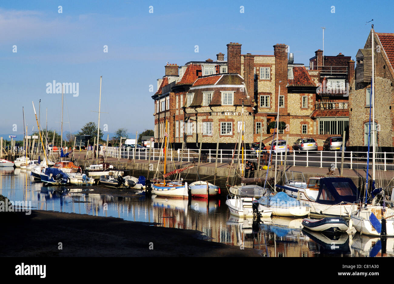 Blakeney, Norfolk, Kai und Hotel, England UK englischen Küste Küstendorf Dörfer Stadt Städte Kai Segelboot Boote Stockfoto
