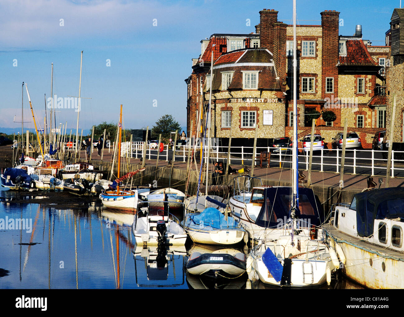 Blakeney, Norfolk, Kai und Hotel, England UK englischen Küste Küstendorf Dörfer Stadt Städte Kai Segelboot Boote Stockfoto