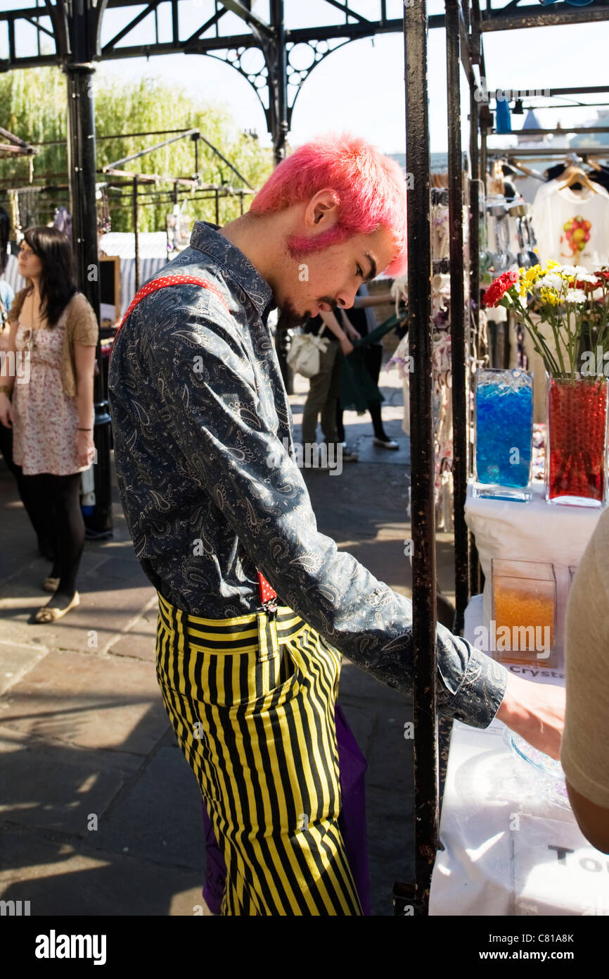 London Camden Lock Stables Markt orientalische junge Mann Junge Jugend mit  rosa Haaren Gelb Schwarz Gestreifte Hose rot Hosenträger Stockfotografie -  Alamy